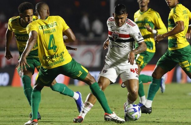 Rubens Chiri/Saopaulofc.net - Legenda: Erison celebra um de seus três gols do São Paulo na temporada