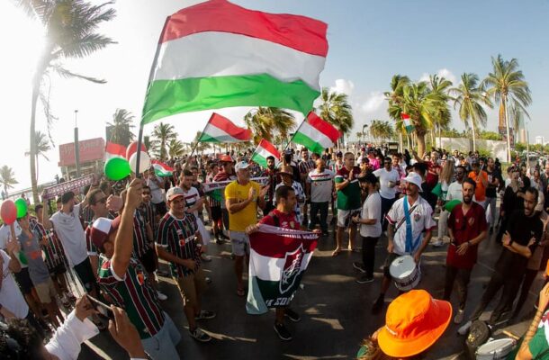 Foto: Marcelo Gonçalves / FLUMINENSE - Legenda: Olha a torcida do Fluminense fazendo um carnaval em Jeddah! 