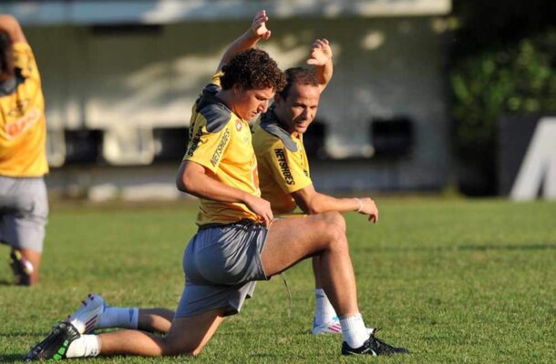 Foto: Divulgação/Santos FC - Legenda: Léo e Elano jogaram juntos por anos, no Santos