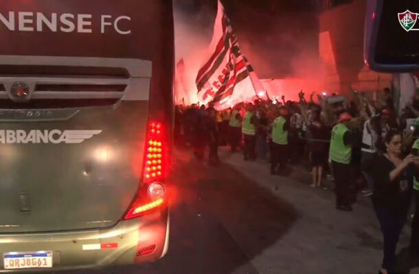 Foto: Jogada10 - Legenda: Fluminense embarca para Arábia Saudita e é festejado por tricolores