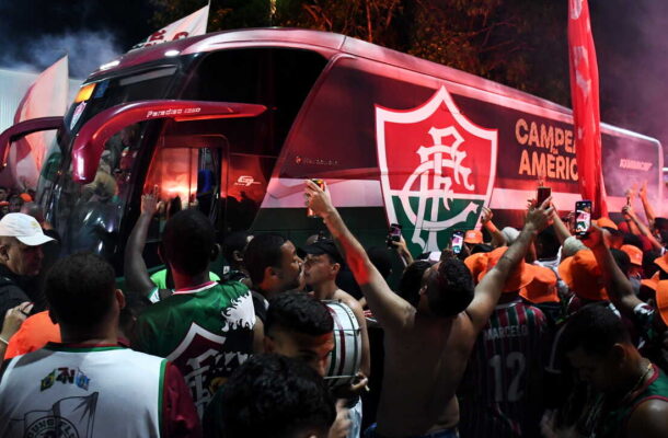 Foto: Mailson Santana/Fluminense FC - Legenda: Flu chegou com festa ao aeroporto, mas voo atrasou