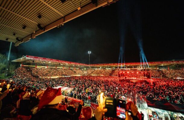 Foto: Divulgação / FC Union Berlin - Legenda: Torcedores do Union Berlin cantam músicas natalinas no Estádio An der Alten Försterei - Foto: Divulgação / FC Union Berlin