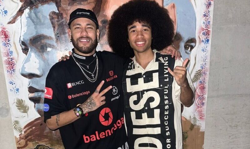 Neymar tira foto com dançarino, e detalhe chama atençãoJogada 10