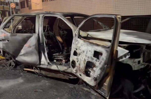 Foto: Reprodução - Legenda: Carro de Mendoza é queimado após jogo do Santos contra o Fortaleza