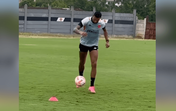 Foto: Reprodução Instagram - Legenda: Souza durante atividade no centro de treinamento do Vasco