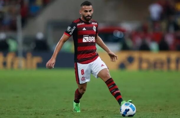 - Foto: Paula Reis/Flamengo - Legenda: Thiago Maia acertou as bases salariais com o Inter, porém pedida do Flamengo é considerada alta 