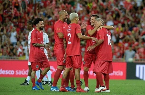 Foto: Instagram/@JDEZico - Legenda: Zico e seus companheiros saíram vencedores