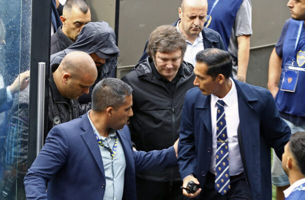 Foto: ALEJANDRO PAGNI/AFP via Getty Images - Legenda: Torcedores do Boca xingam Javier Milei durante eleição do clube 