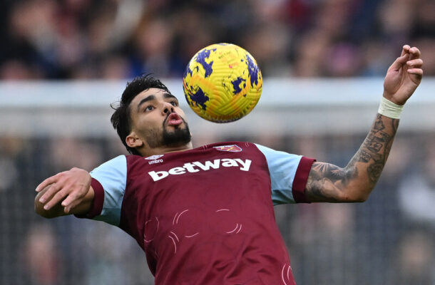 Foto: Ben Stansall/AFP via Getty Images - Legenda: Lucas Paquetá em ação pelo West Ham na vitória sobre o United, em Londres