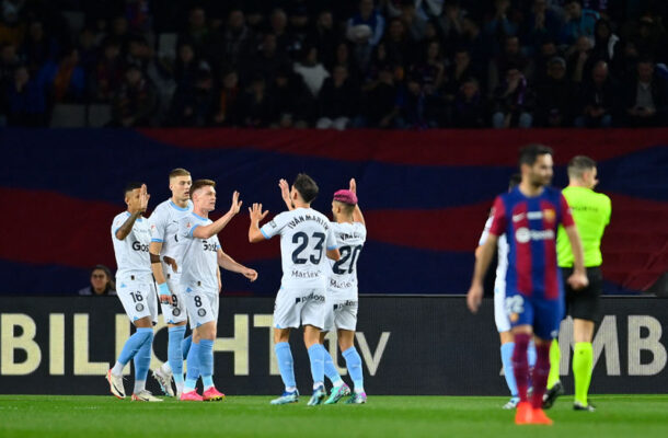 Foto: Pau Barrena/AFP via Getty Images - Legenda: Lewandowski anota o gol do Barcelona, mas não evita a derrota para o Girona