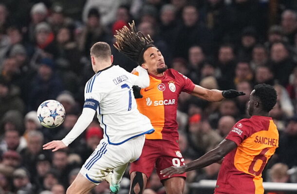 Foto: Mads Claus/Ritzau Scanpix/AFP via Getty Images - Legenda: Claesson (de branco) disputa a bola com Boey, do Galatasaray