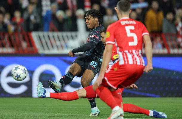  Foto: Pedja Milosavljevic/ AFP  via Getty Images) - Legenda: Hamilton fuzila e faz um belo gol para o City, abrindo o placar contra o Estrela Vermelha 