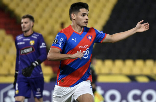 Foto: Marcos Pin/AFP - Legenda: Bobadilla marcou 11 gols pelo Cerro, neste ano