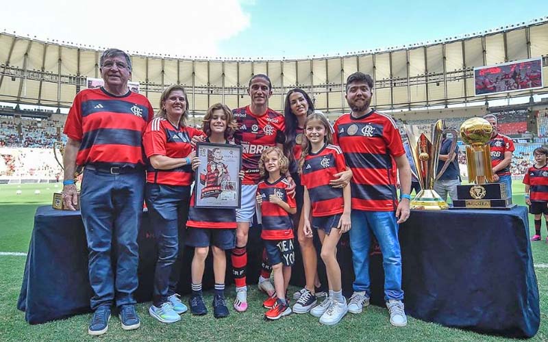 Filipe Luís faz doações ao Museu do Flamengo