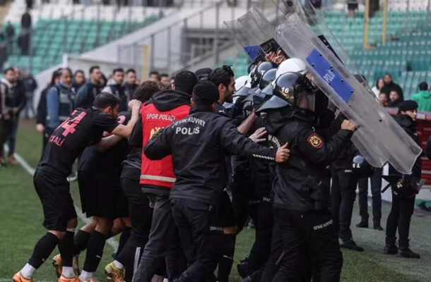 Foto: Reprodução/Vídeo - Legenda: Jogo na Turquia termina em pancadaria