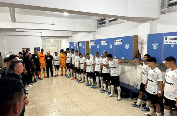 Foto: Gustavo Vasco / Corinthians - Legenda: Jogadores do Corinthians no vestiário antes da partida contra o Bangu