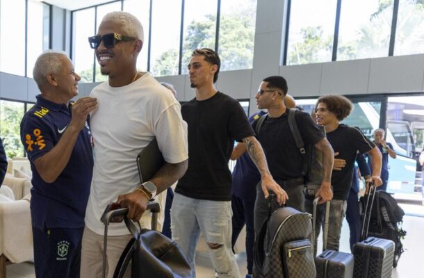  - Foto: Joilson Marconne / CBF - Legenda: John Kennedy se apresenta para a disputa do Pré-Olímpico com a Seleção Brasileira 