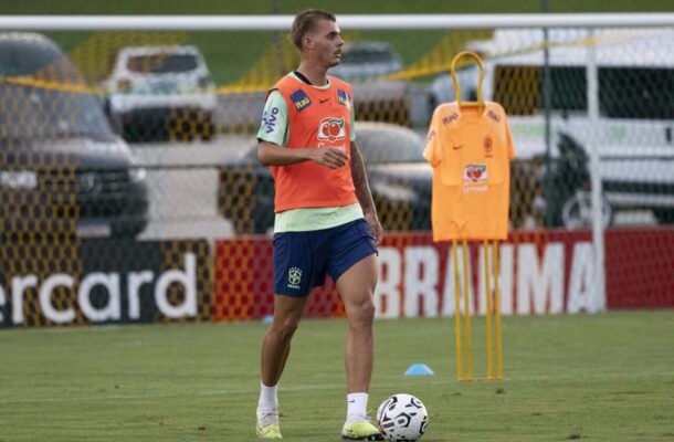 Foto: Joilson Marconne / CBF - Legenda: Luan Patrick em treino na Granja Comary