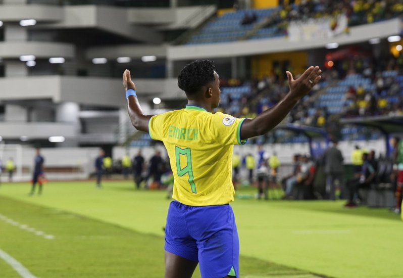 Endrick celebra gol pela Seleção Brasileira e compara momento com videogame