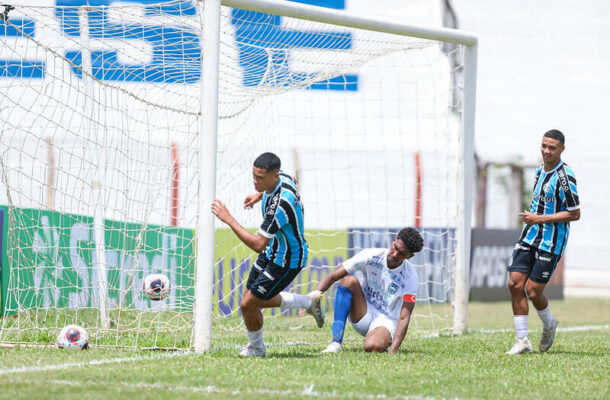 Fotos: Renan Jardim / Grêmio FBPA - Legenda: Jardiel comemora com os companheiros um dos gols do Grêmio 