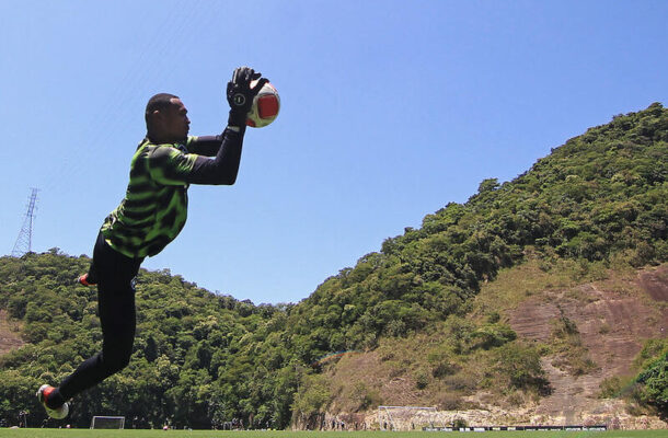 Foto: Vitor Silva/Botafogo - Legenda: John treina no Espaço Lonier e promete grandes defesas ao longo de 2024