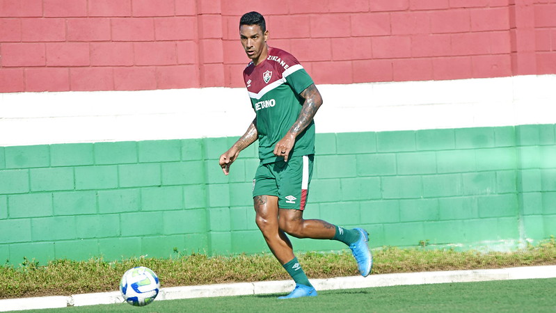 Zagueiro do Fluminense rasga elogios para Felipe Melo