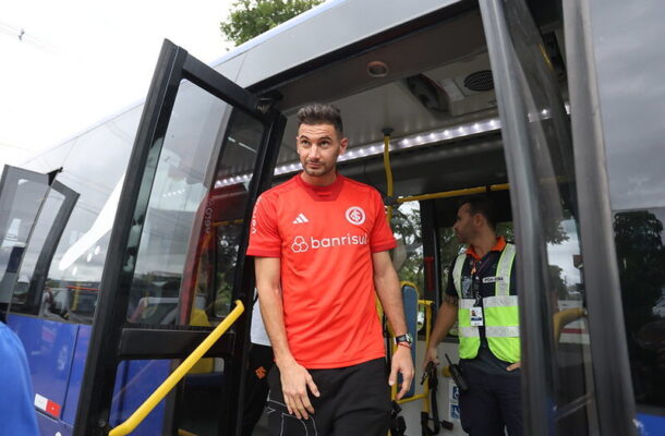 Foto: Ricardo Duarte / Internacional - Legenda: Torcedores do Inter fazem festa para receber Alario