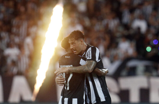 Foto: Vitor Silva/Botafogo - Legenda: Halter jogou centralizado, em uma linha de três, em seu debute pelo Botafogo 