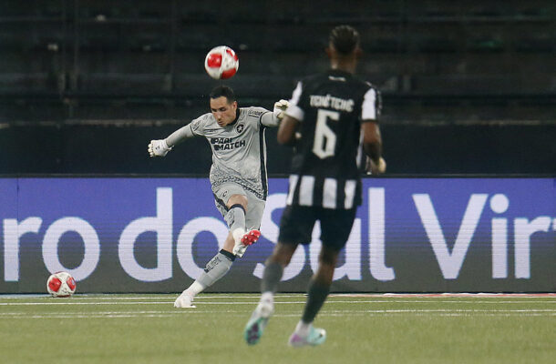 Foto: Vitor Silva/Botafogo - Legenda: Gatito foi um dos melhores em campo na vitória