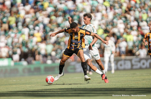 Contudo, na primeira partida do ano, o Palmeiras tropeçou. Empate em 1 a 1 com o Novorizontino, fora de casa, na estreia da equipe no Paulistão, onde era o atual bicampeão. Veiga chegou a abrir o placar, mas o time do interior empatou nos minutos finais da partida com Willian Farias. - Foto: Gustavo Ribeiro / Novorizontino