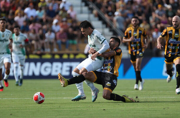 Foto: Cesar Greco/Palmeiras - Legenda:  Raphael Veiga em disputa de bola no jogo contra o Novorizontino na estreia do Campeonato Paulista de 2024 