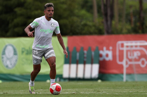 Foto: Cesar Greco/Palmeiras - Legenda: Gabriel Menino está perto de voltar a jogar pelo Palmeiras