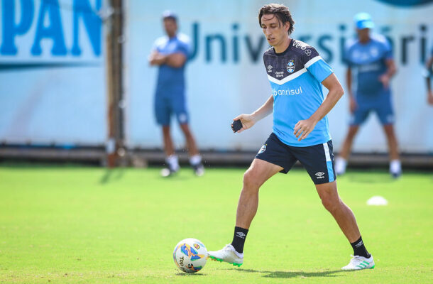 Foto: Lucas Uebel/Grêmio - Legenda: Pedro Geromel usou proteção na mão direita em treino desta segunda-feira