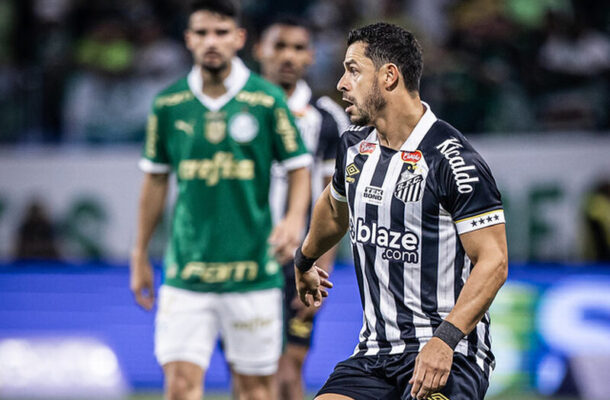 Contudo, no primeiro clássico do ano, o Santos não conseguiu bater de frente com o Palmeiras. No Allianz Parque, o Peixe lutou até o fim, mas perdeu por 2 a 1, conhecendo sua primeira derrota na temporada. - Foto: Raul Baretta/ Santos FC.