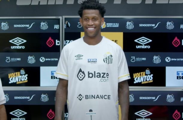 Foto: Reprodução/Santos TV - Legenda: Gil é apresentado como reforço do Santos