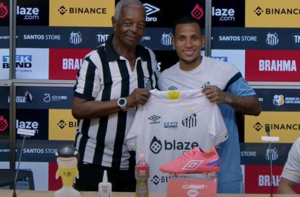 Foto: Reprodução/Santos TV - Legenda: Otero é apresentado ao lado de Marcelinho