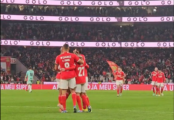 Foto: Divulgação/Benfica - Legenda: Rafa Silva dispara para fazer o primeiro gol do Benfica sobre o Braga