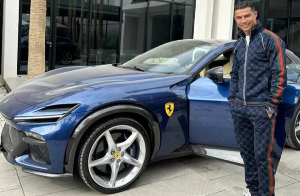 Foto: Instagram @cristiano - Legenda: Cristiano Ronaldo coleciona carros e agora tem uma Ferrari Purosangue 