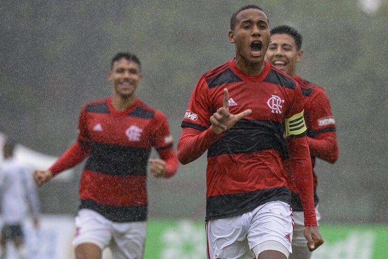 Zagueiro do Flamengo sofre lesão grave na estreia da Copinha