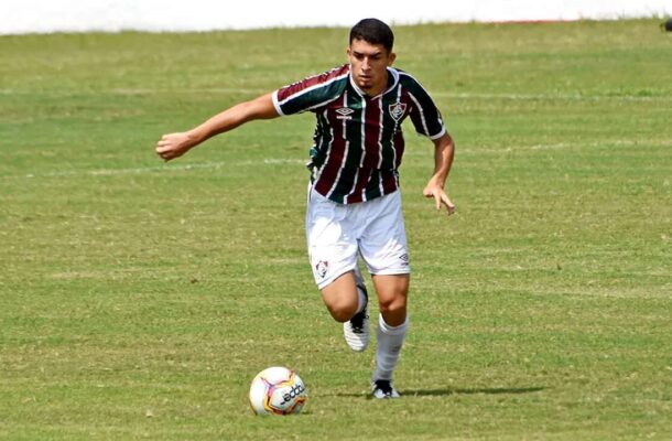 - Foto: Mailson Santana / Fluminense FC - Legenda: Davi Alves renova contrato com o Fluminense até 2025 