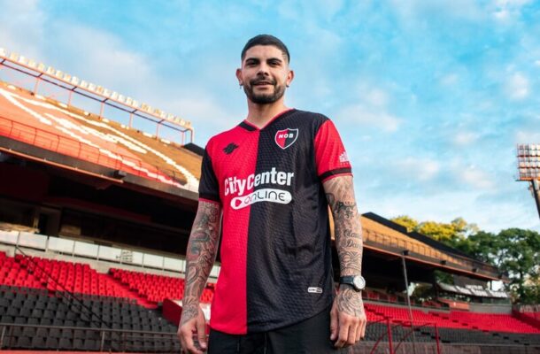 Foto: Divulgação/Newell's Old Boys - Legenda: Banega não atuava pelo clube de Rosario desde 2014