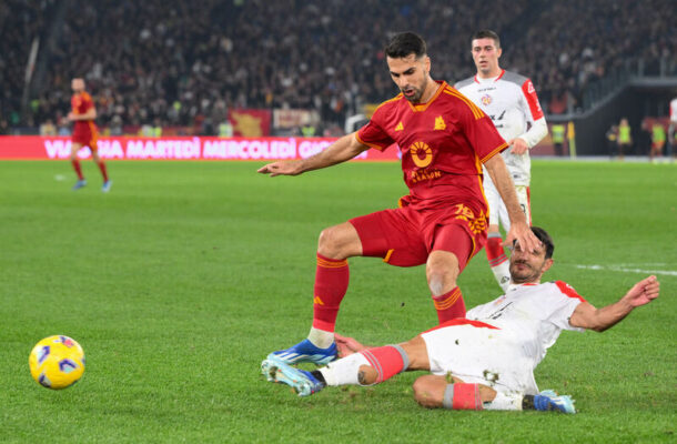 Foto: Divulgação / Cremonese - Legenda: Tsadjout (de branco) tenta sair da marcação da Roma. Atacante da Cremonese deixou o seu - Foto: Divulgação / Cremonese