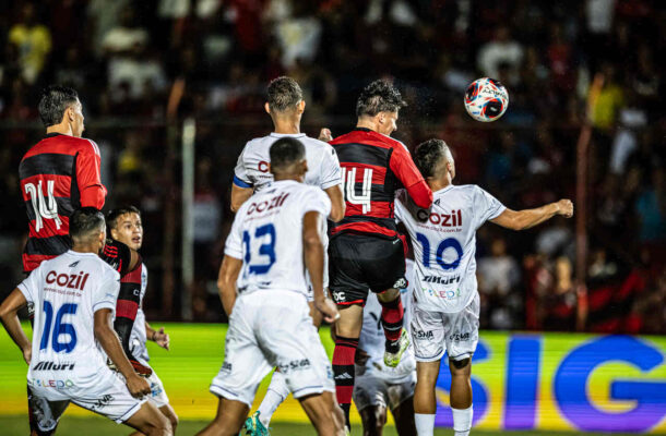 Foto: Reprodução/Cazé TV - Legenda: Rubro-Negros fazem a festa com a torcida. Mengo na semifinal da Copinha 