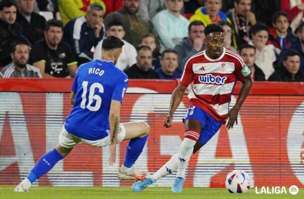 Foto: Divulgação/LaLiga - Legenda: Manafá fez apenas cinco jogos pelo Granada. Acordo com o Botafogo é de contrato por dois anos