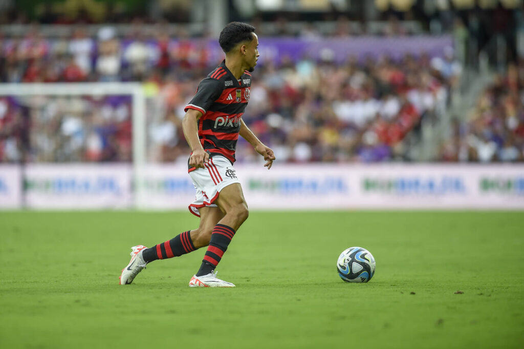 Joia do Flamengo inicia como titular diante do Fortaleza