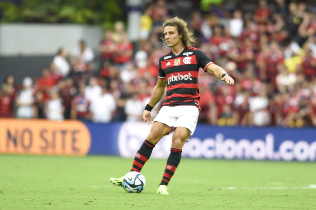 Flamengo deve entrar em campo com três zagueiros na Bolívia