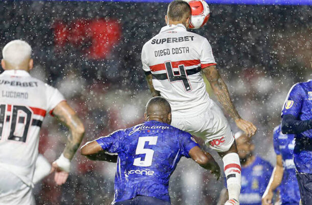 Divulgação São Paulo - Legenda: Thiago Carpini gostou da atuação do time na estreia e quer melhorar condição física dos jogadores 