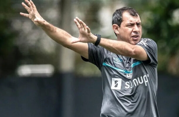 Foto: Raul Baretta/Santos FC - Legenda: Concentrado no jogo, Fábio Carille diz que clube resolverá imbróglio judicial com japoneses