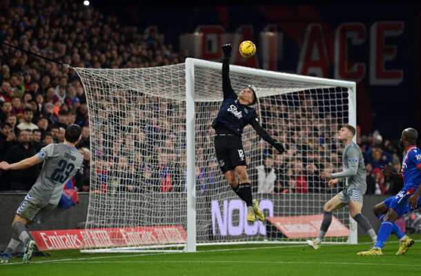 Foto: Glynn Kirk/AFP via Getty Images - Legenda: O cruzamento do atacante Schlupp, do Crystal Palace (fora da foto) engana o goleiro do Everton, João Virgínia, e quase entra