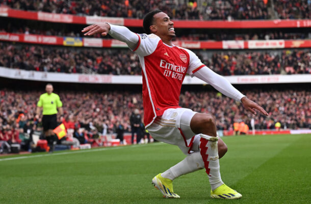 Foto: Ben Stansall / AFP via Getty Images - Legenda: Gabriel Magalhães cabeceia e marca o seu gol no 5  a 0 do Arsenal sobre o Crystal Palace